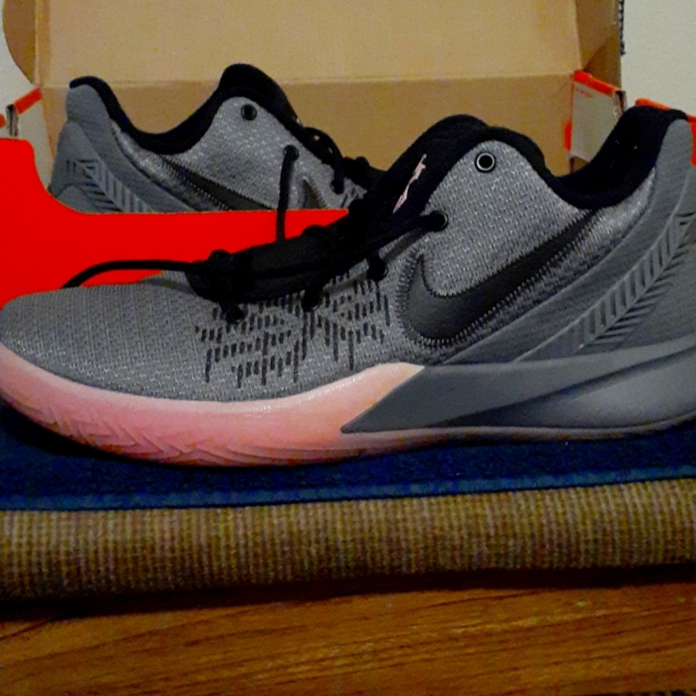 Men's Kyrie Irving Flytrap II size 10 like new